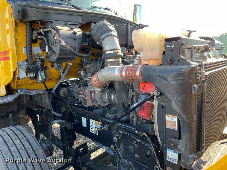 image for item DL3853 2019 Peterbilt 579  semi truck