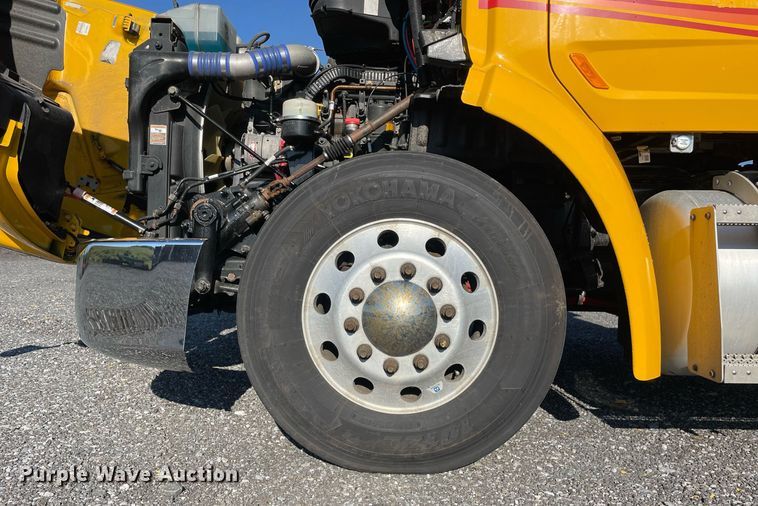 image for item DL3853 2019 Peterbilt 579  semi truck