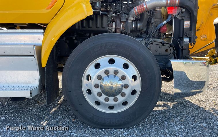 image for item DL3853 2019 Peterbilt 579  semi truck