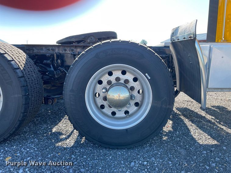 image for item DL3853 2019 Peterbilt 579  semi truck