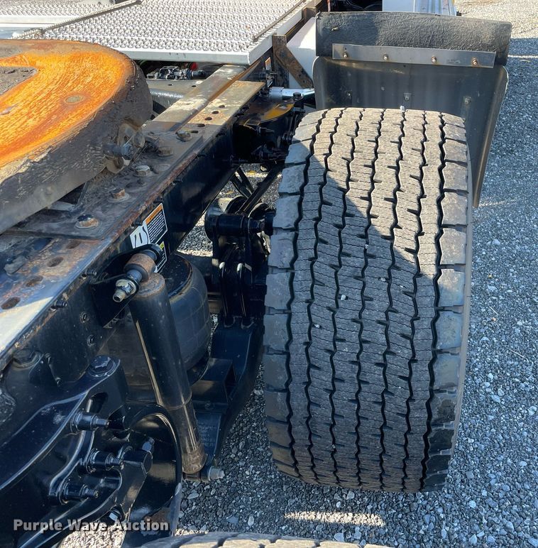 image for item DL3853 2019 Peterbilt 579  semi truck