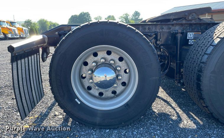 image for item DL3853 2019 Peterbilt 579  semi truck