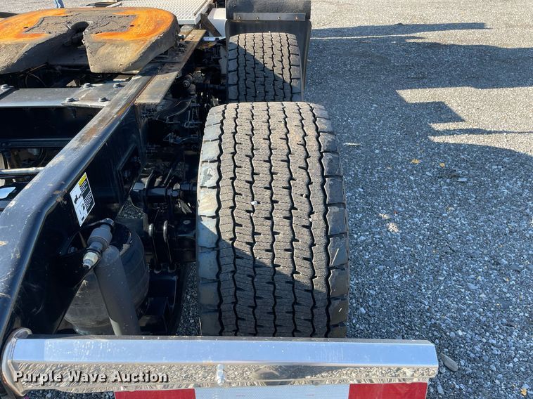 image for item DL3853 2019 Peterbilt 579  semi truck