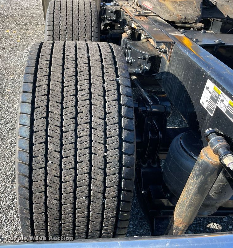 image for item DL3853 2019 Peterbilt 579  semi truck