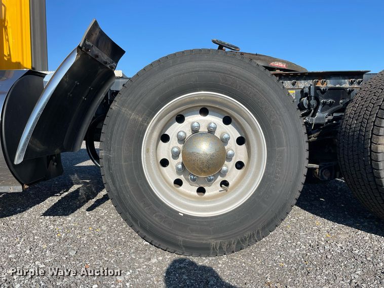 image for item DL3853 2019 Peterbilt 579  semi truck