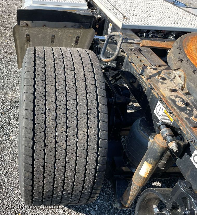 image for item DL3853 2019 Peterbilt 579  semi truck