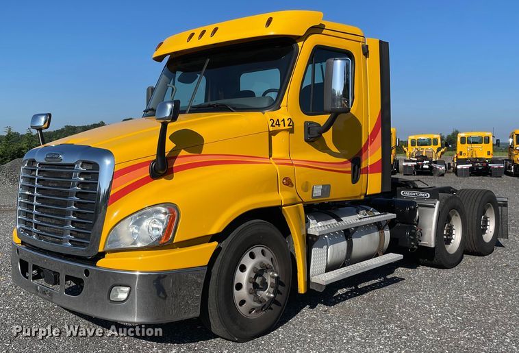 image for item DL3854 2018 Freightliner Cascadia 125  semi truck