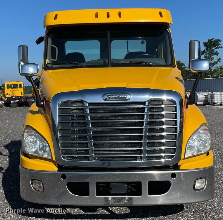 image for item DL3854 2018 Freightliner Cascadia 125  semi truck