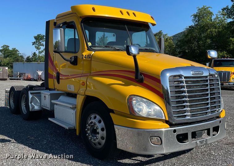image for item DL3854 2018 Freightliner Cascadia 125  semi truck