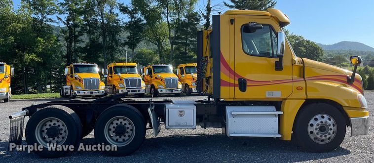 image for item DL3854 2018 Freightliner Cascadia 125  semi truck