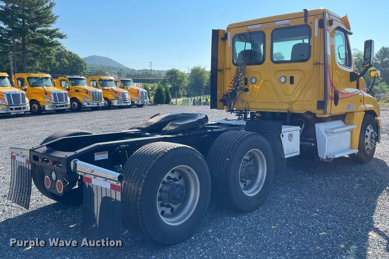 image for item DL3854 2018 Freightliner Cascadia 125  semi truck