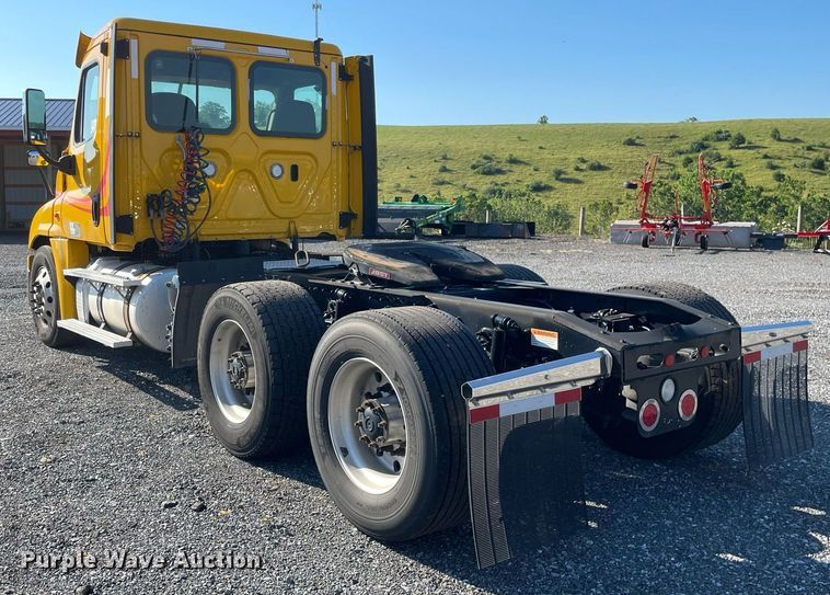 image for item DL3854 2018 Freightliner Cascadia 125  semi truck