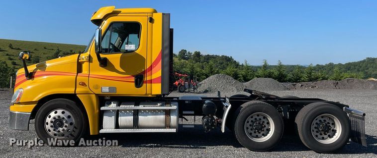 image for item DL3854 2018 Freightliner Cascadia 125  semi truck