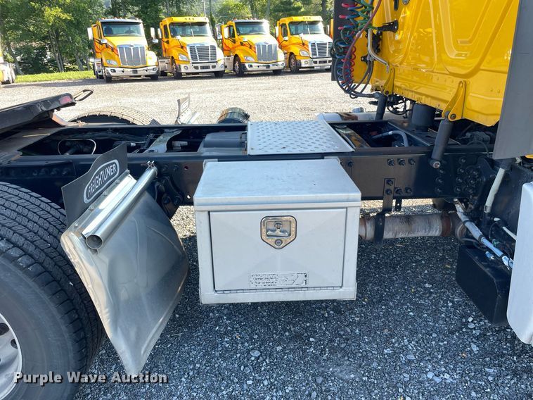 image for item DL3854 2018 Freightliner Cascadia 125  semi truck