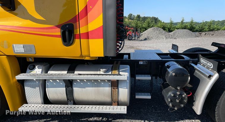 image for item DL3854 2018 Freightliner Cascadia 125  semi truck