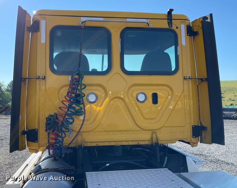 image for item DL3854 2018 Freightliner Cascadia 125  semi truck