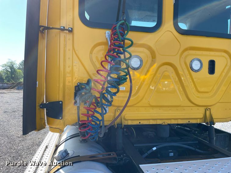 image for item DL3854 2018 Freightliner Cascadia 125  semi truck