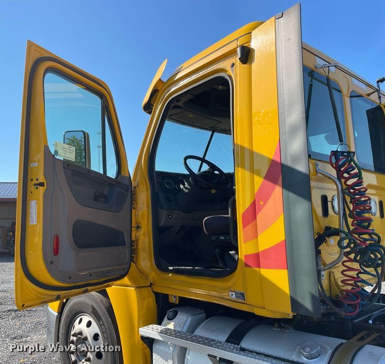 image for item DL3854 2018 Freightliner Cascadia 125  semi truck