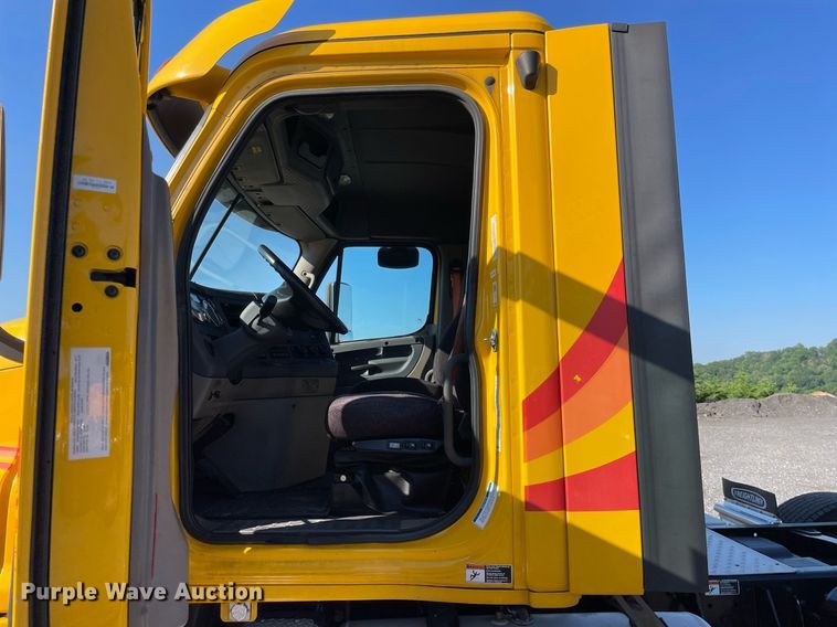 image for item DL3854 2018 Freightliner Cascadia 125  semi truck