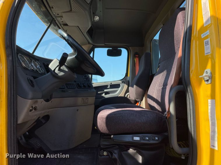 image for item DL3854 2018 Freightliner Cascadia 125  semi truck