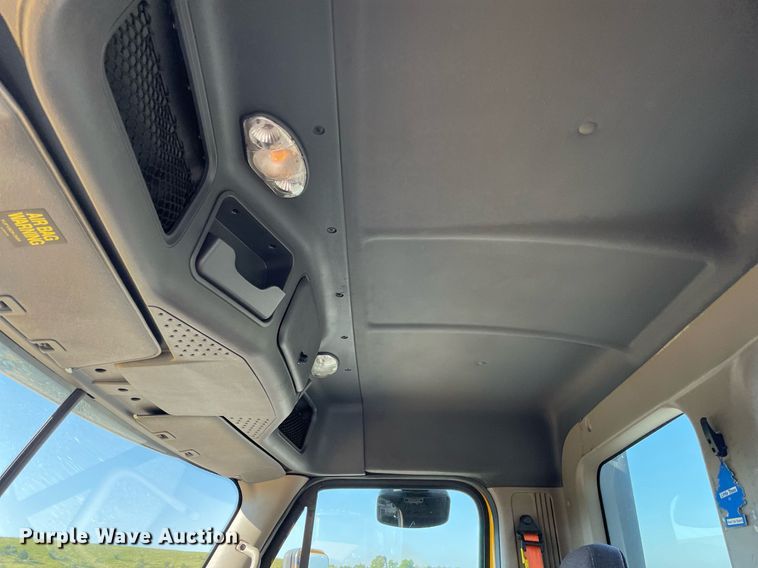 image for item DL3854 2018 Freightliner Cascadia 125  semi truck