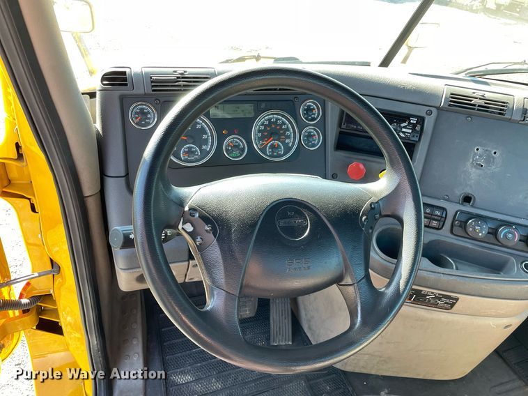 image for item DL3854 2018 Freightliner Cascadia 125  semi truck