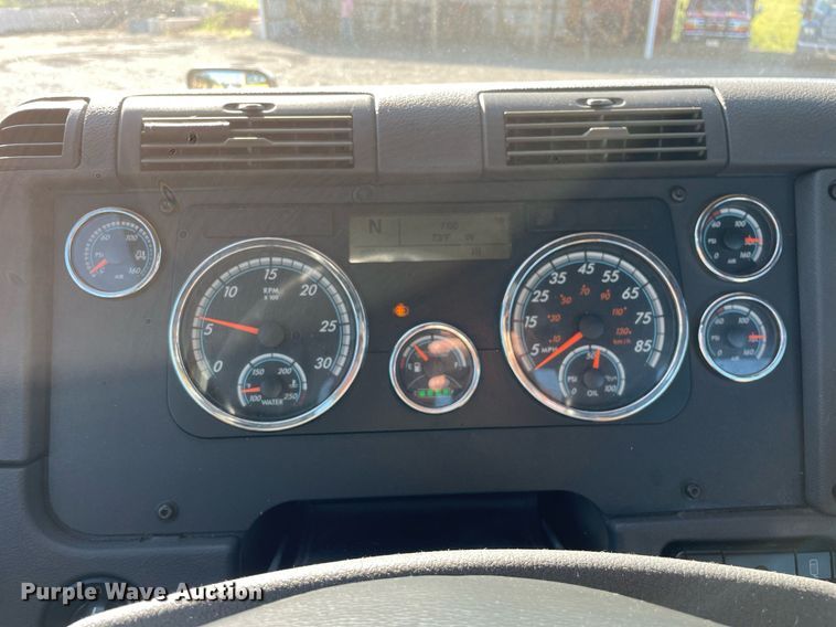 image for item DL3854 2018 Freightliner Cascadia 125  semi truck