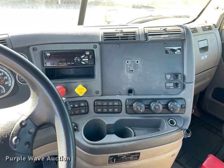 image for item DL3854 2018 Freightliner Cascadia 125  semi truck