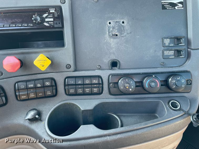 image for item DL3854 2018 Freightliner Cascadia 125  semi truck