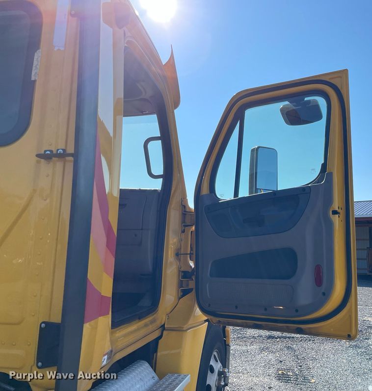 image for item DL3854 2018 Freightliner Cascadia 125  semi truck