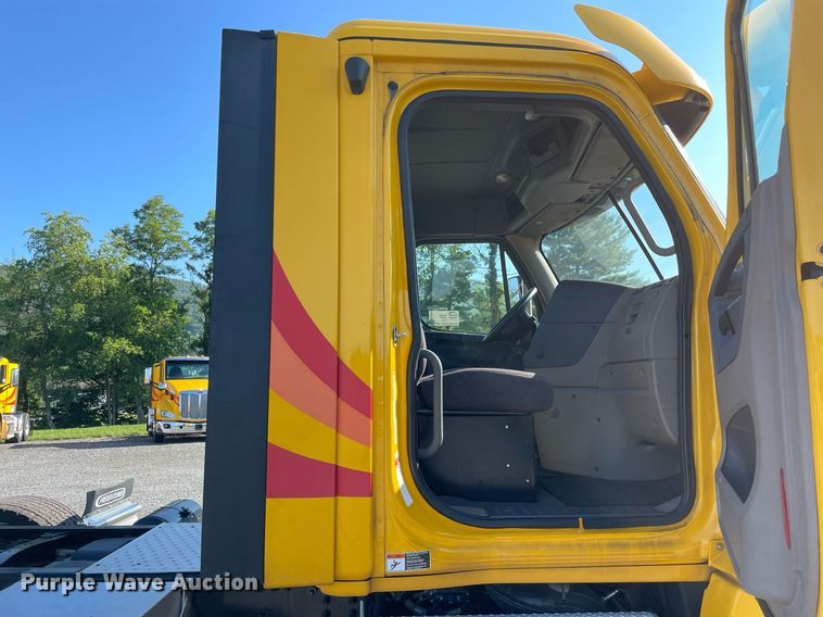 image for item DL3854 2018 Freightliner Cascadia 125  semi truck