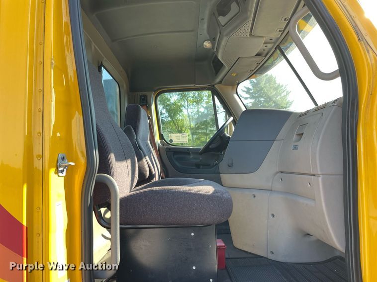 image for item DL3854 2018 Freightliner Cascadia 125  semi truck