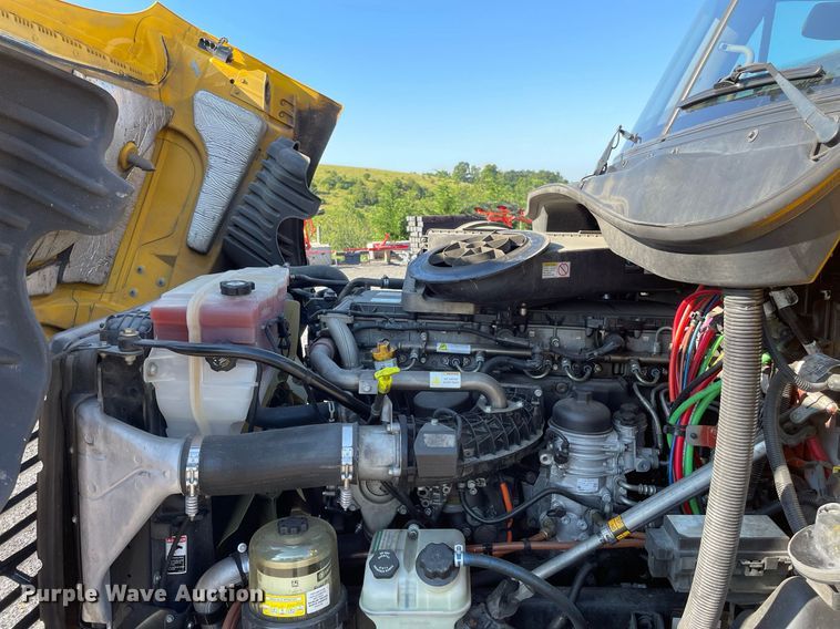 image for item DL3854 2018 Freightliner Cascadia 125  semi truck