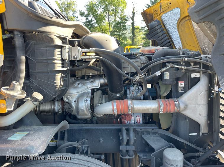 image for item DL3854 2018 Freightliner Cascadia 125  semi truck