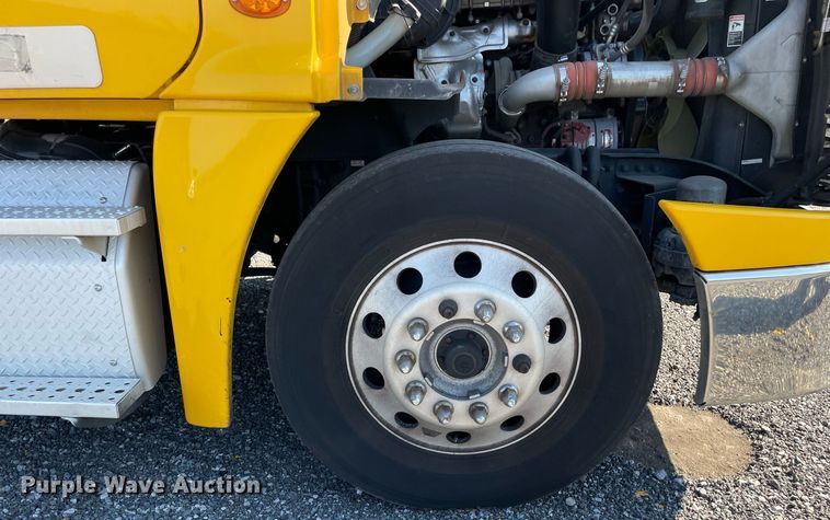 image for item DL3854 2018 Freightliner Cascadia 125  semi truck