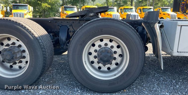 image for item DL3854 2018 Freightliner Cascadia 125  semi truck