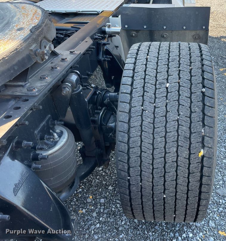 image for item DL3854 2018 Freightliner Cascadia 125  semi truck