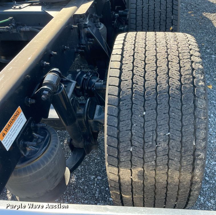 image for item DL3854 2018 Freightliner Cascadia 125  semi truck