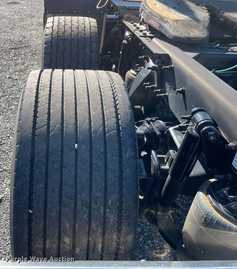 image for item DL3854 2018 Freightliner Cascadia 125  semi truck