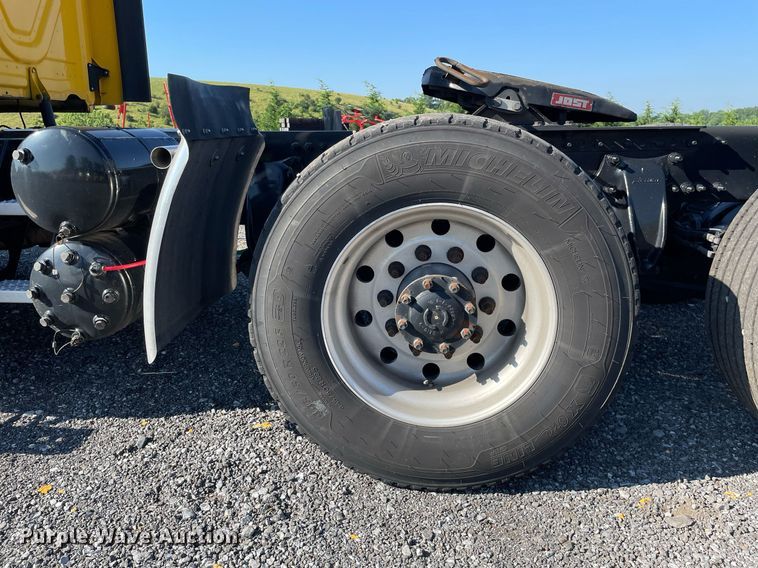 image for item DL3854 2018 Freightliner Cascadia 125  semi truck