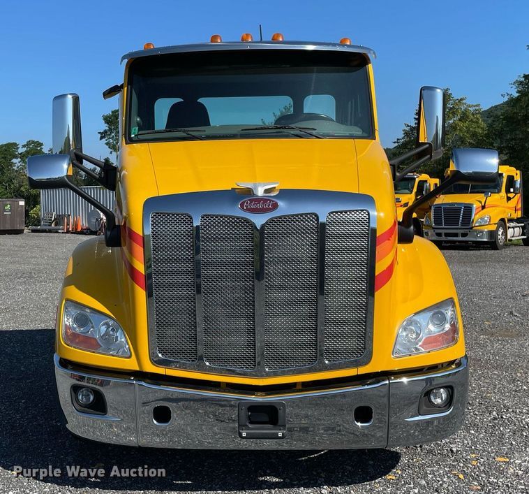 image for item DL3855 2017 Peterbilt 579  semi truck