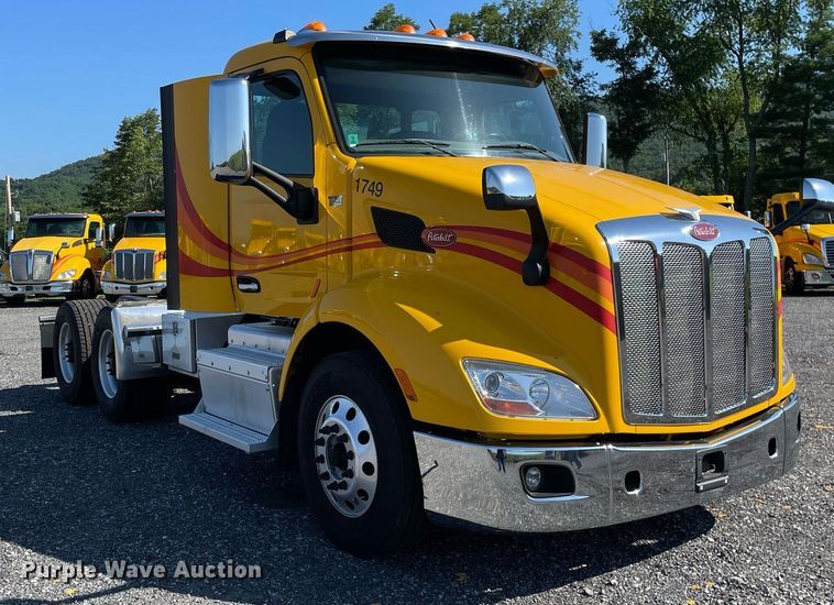 image for item DL3855 2017 Peterbilt 579  semi truck