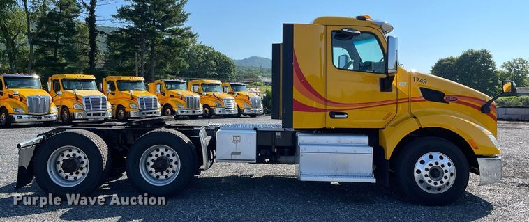image for item DL3855 2017 Peterbilt 579  semi truck