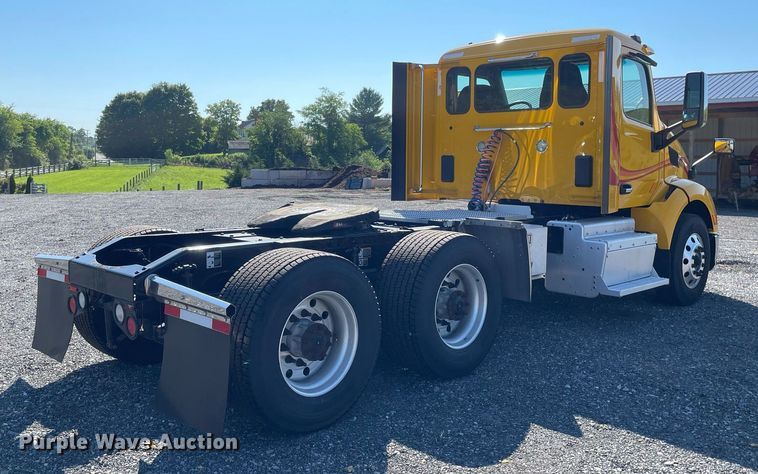 image for item DL3855 2017 Peterbilt 579  semi truck