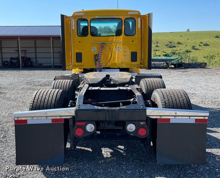 image for item DL3855 2017 Peterbilt 579  semi truck