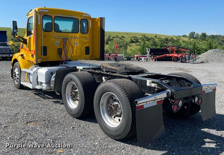 image for item DL3855 2017 Peterbilt 579  semi truck