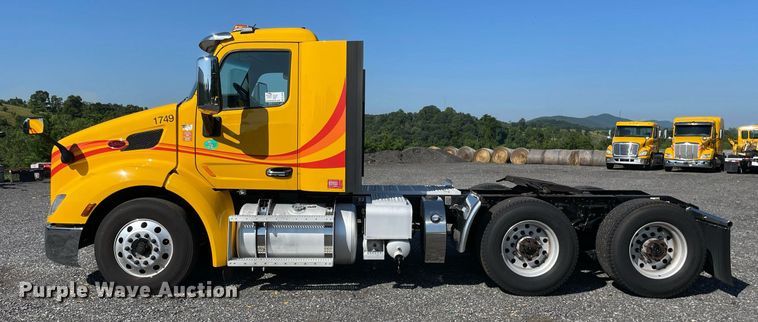 image for item DL3855 2017 Peterbilt 579  semi truck
