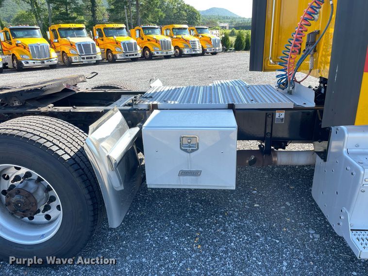 image for item DL3855 2017 Peterbilt 579  semi truck