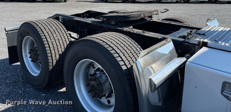 image for item DL3855 2017 Peterbilt 579  semi truck