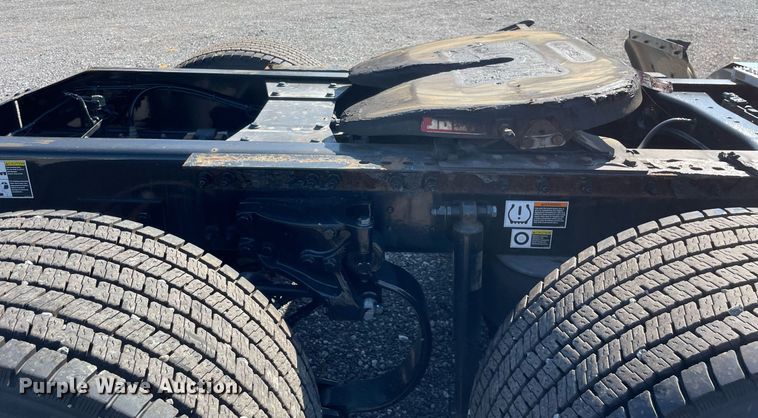 image for item DL3855 2017 Peterbilt 579  semi truck